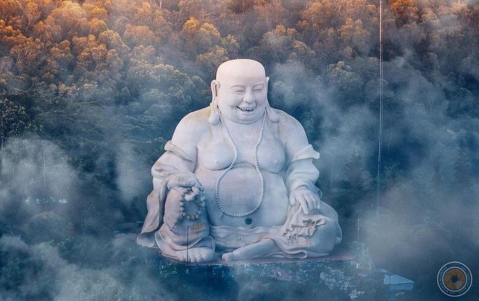 Tượng Phật Di Lặc lớn nhất Châu Á trên đỉnh núi.