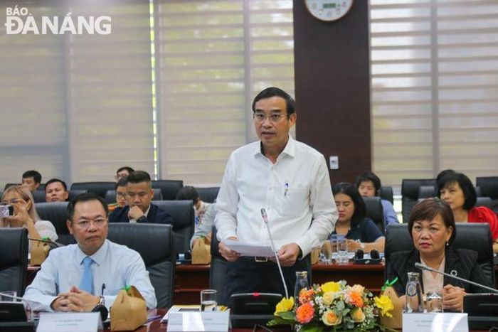 Chủ tịch UBND thành phố Lê Trung Chinh phát biểu tại hội thảo. Ảnh: M.Q