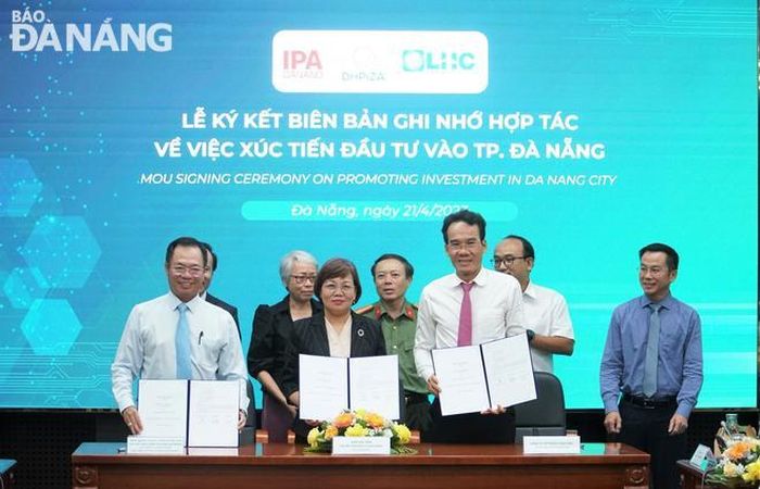 Đại diện Ban Xúc tiến và Hỗ trợ đầu tư Đà Nẵng, Ban Quản lý Khu Công nghệ cao và các khu công nghiệp Đà Nẵng cùng Công ty CP Long Hậu ký kết biên bản hợp tác ghi nhớ . Ảnh: M.Q