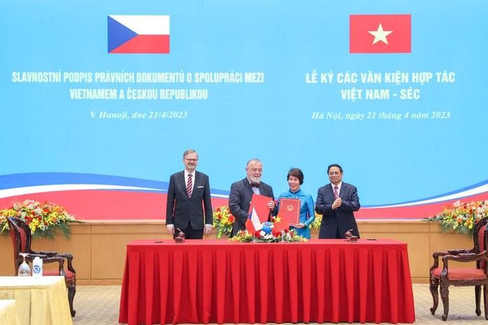 Thủ tướng Chính phủ Phạm Minh Chính và Thủ tướng Petr Fiala chứng kiến Lễ ký các văn kiện hợp tác trong lĩnh vực tương trợ tư pháp về đầu tư. Ảnh: VGP