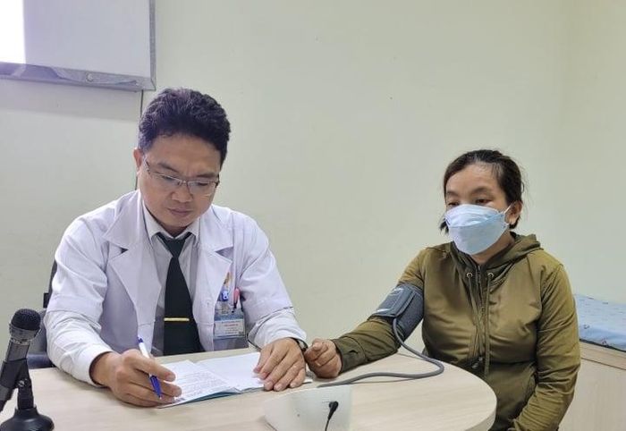 BS.CKII Kiều Mạnh Hà, Chủ nhiệm khoa Thần Kinh, Bệnh viện Quân y 7A thăm khám cho bệnh nhân.