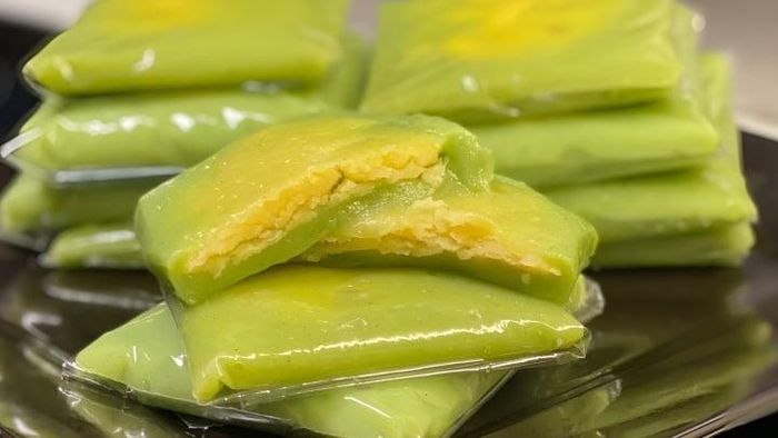 Bánh cốm Hà Nội có mùi vị rất thơm và dẻo.