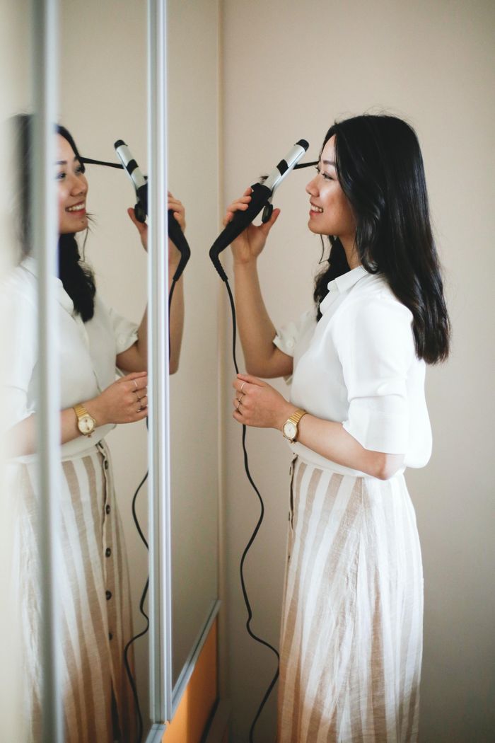  Người dùng nên hạn chế sử dụng các thiết bị tạo kiểu. Ảnh minh họa: Jessica Ticozelli/Pexels.