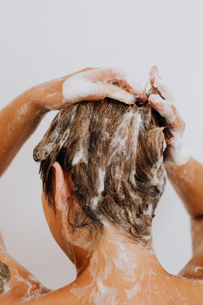  Các hóa chất tích tụ khiến da đầu bị bí và làm tắc nghẽn nang tóc. Ảnh minh họa: Karolina Grabowska/Pexels.