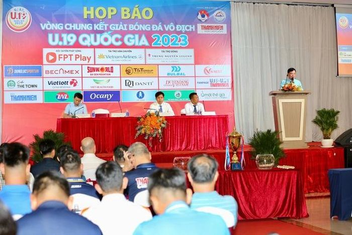 Ban tổ chức giới thiệu về VCK U19 Quốc gia 2023. Ảnh: TN