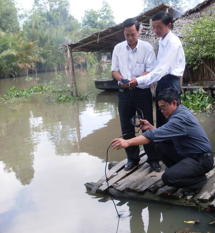 Lực lượng chức năng tỉnh Hậu Giang luôn kiểm tra độ mặn trong mùa khô để chủ động ứng phó với xâm nhập mặn 