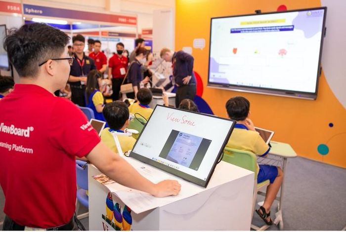 “Nền tảng myViewBoard” - được ví như “trợ thủ đắc lực” giúp người dạy và học sử dụng công cụ hiện đại thông qua màn hình cảm ứng và thiết bị thông minh để học tập.