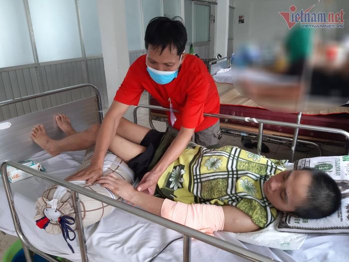 Vợ chồng anh Bắc phải thay phiên nhau để chăm sóc con trai lớn ở bệnh viện và 2 con nhỏ ở quê.