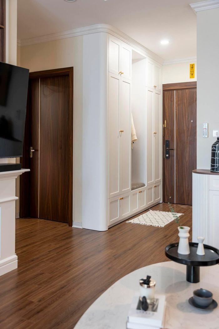 Sảnh tiếp đón đặt tủ kích thước lớn, vừa cất mũ bảo hiểm, treo áo khoác và thật nhiều giầy dép. 