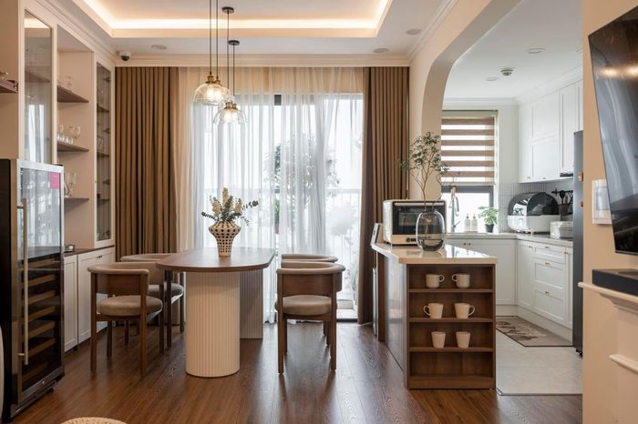 Vì vậy khi thiết kế căn hộ chung cư, chị chọn phong cách nhẹ nhàng, thanh lịch. Phong cách này không quá hào nhoáng nhưng mọi người sẽ luôn cảm thấy bình yên khi bước chân về “Nhà”. 