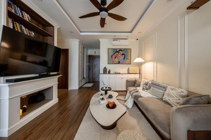Trong phòng khách chị đặt 1 bức tranh do người bạn tặng với tên “Hạnh Phúc”, đủ bốn thành viên trong gia đình với cái ôm của cha vòng tay của Mẹ. “Cả đời này, ai trong chúng ta cũng chạy theo và kiếm tìm “Hạnh Phúc”. Dù rằng định nghĩa của mỗi người mỗi khác nhưng với tôi, có một nơi để về, có những người để yêu thương. Đó là Hạnh Phúc”, chị bộc bạch. 