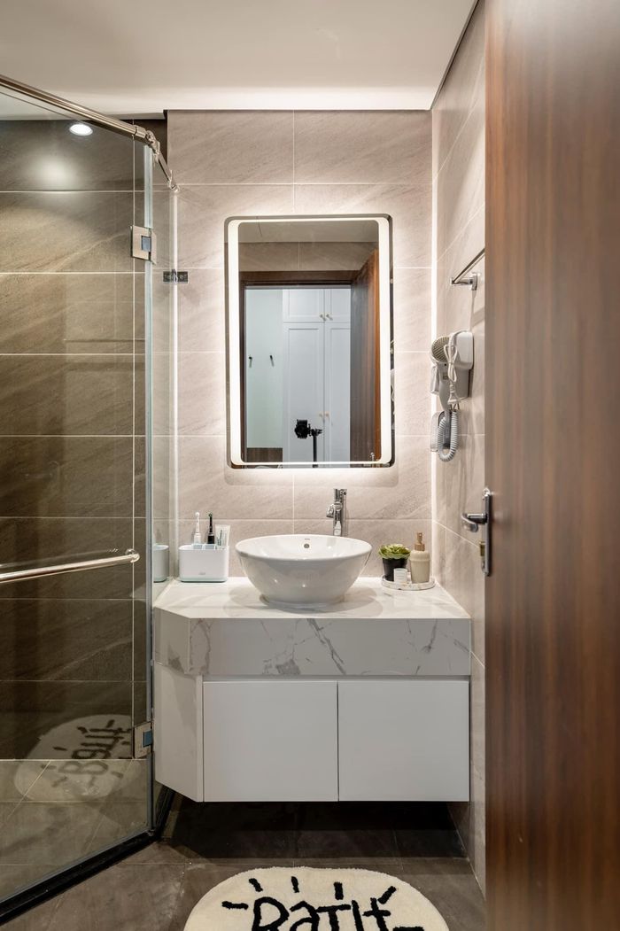 Mọi chi tiết được sắp đặt hợp lý, hài hòa nhất. Chiếc gương gắn đèn led giúp phòng tắm thêm ấm cúng, sang trọng. 