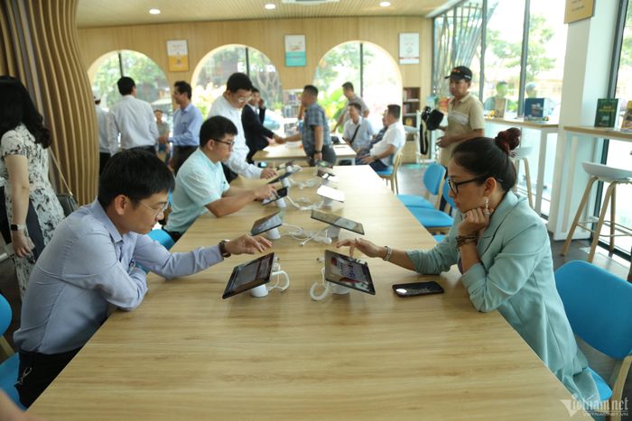 Nhiều người thích thú với các thiết bị công nghệ trong thư viện số.