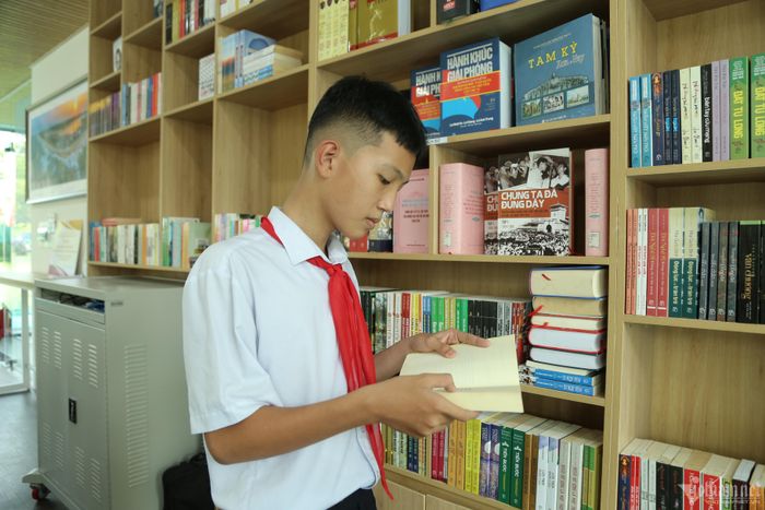  Cùng với sách trên thiết bị điện tử, người dùng có thể đọc sách giấy tại thư viện.