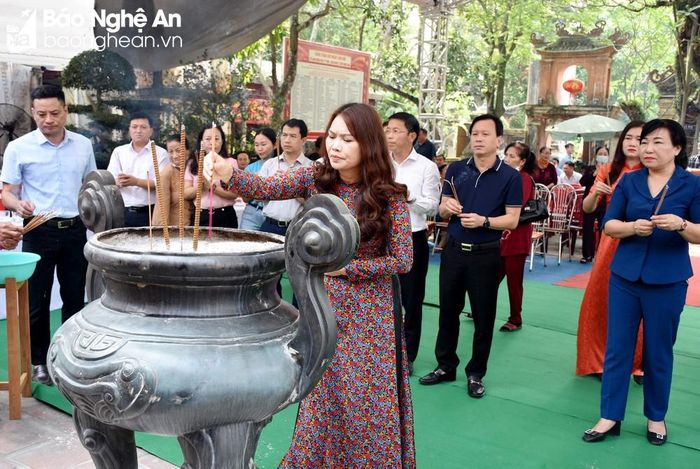  Lãnh đạo thành phố Vinh và bà con nhân dân, du khách thập phương dâng hương tưởng niệm Đức Thánh Mẫu Liễu Hạnh. Ảnh: Công Khang 