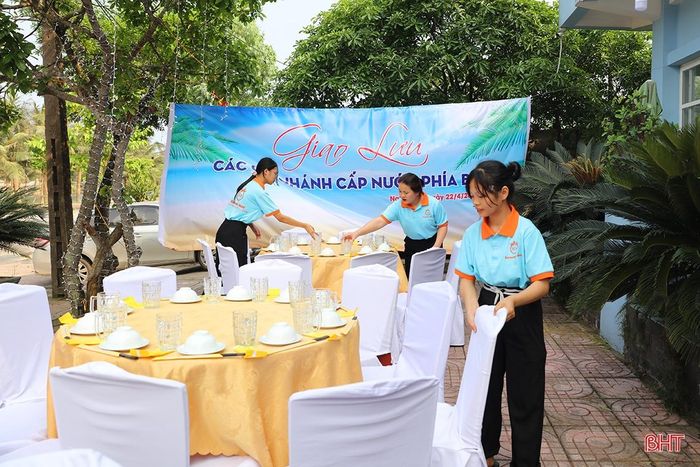 Các nhà hàng tất bật chuẩn bị cho buổi tối cuối tuần đông khách.