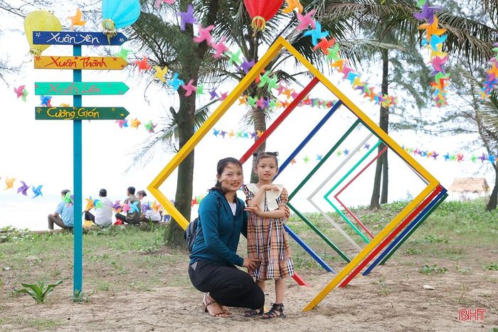Chị Nguyễn Thị Phương (Diễn Châu, Nghệ An) chia sẻ: “Đến với Xuân Thành, ấn tượng đầu tiên với chúng tôi là bãi biển đẹp, có bố trí các điểm chụp ảnh thích mắt, thời tiết mát mẻ, trong lành. Gia đình chúng tôi đang rất háo hức đón chờ chương trình tối nay”.