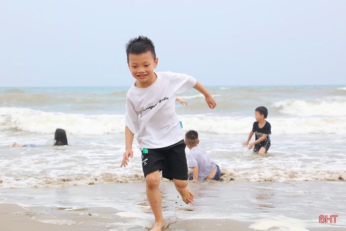 Các bạn nhỏ thích thú hòa mình vào dòng nước mát của thiên nhiên.