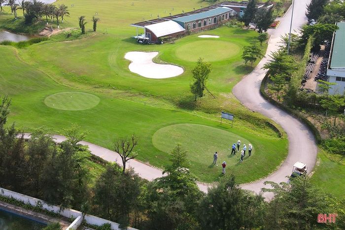Du khách trải nghiệm sân Golf 18 lỗ.