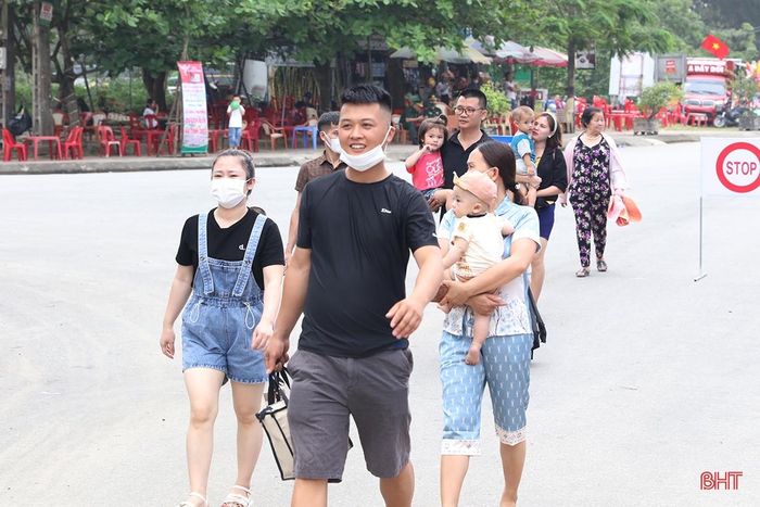 Mọi người đều háo hức đón chờ các chương trình đặc sắc tại lễ khai trương du lịch biển Hà Tĩnh