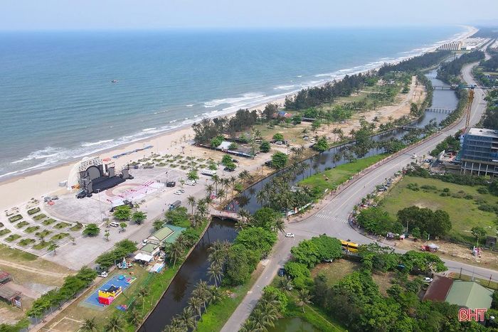 Mùa du lịch biển Hà Tĩnh được khởi động với không khí rộn ràng, hứa hẹn nhiều khởi sắc mới.