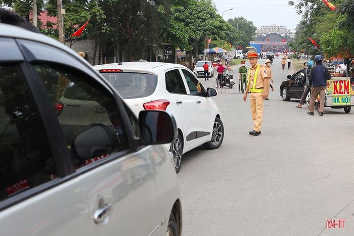 Lực lượng chức năng đã sớm có mặt để điều tiết giao thông, đảm bảo an ninh trật tự.