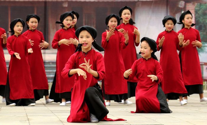 Trình diễn Hát Xoan ba thế hệ tại Sân khấu công viên Văn Lang, thành phố Việt Trì (Phú Thọ).
