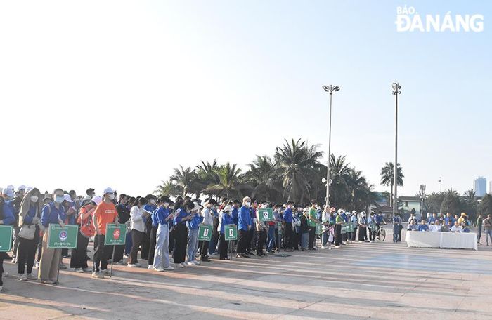 Từ sáng sớm, hàng trăm tình nguyện viên là sinh viên, doanh nghiệp, hội, nhóm, câu lạc bộ trên địa bàn thành phố có mặt ở Công viên Biển Đông để tham dự lễ phát động. Ảnh: THU HÀ