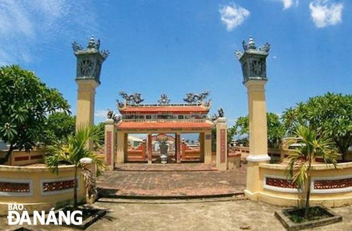 Kiến trúc cổ kính, đặc trưng của khu lăng mộ Ông Ích Khiêm. Ảnh: H.L