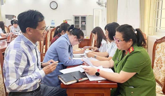 at6 Đại diện đơn vị sử dụng lao động trên địa bàn thành phố Hà Nội (bên trái) ký nhận quyết định thanh tra chậm đóng bảo hiểm xã hội, tháng 3-2023. Ảnh: Hà Hiền 