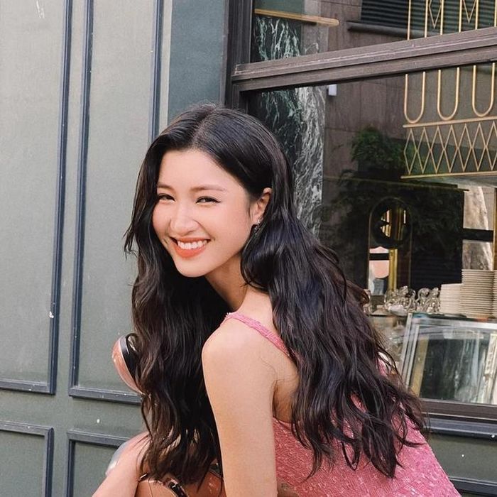 Không phải tự nhiên mà từ nàng Á hậu gen Z Phương Nhi đến chị đại Thanh Hằng đều ưu cái kiểu tóc xoăn ngọt ngào này.