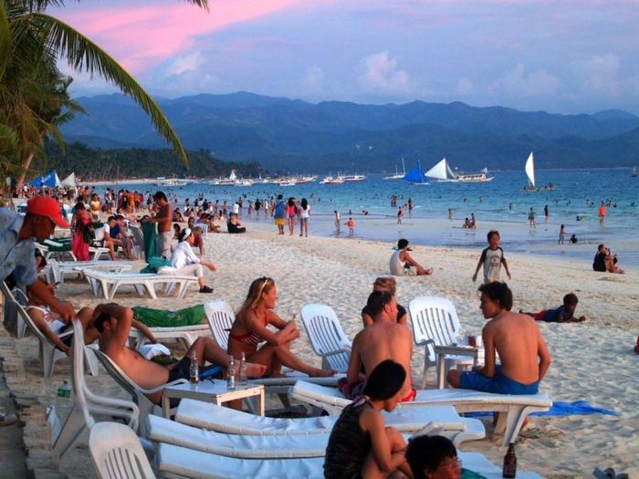  Các nhà chức trách ở Boracay đã thực hiện nhiều chính sách để giảm tải du khách. Ảnh: CNBC. 