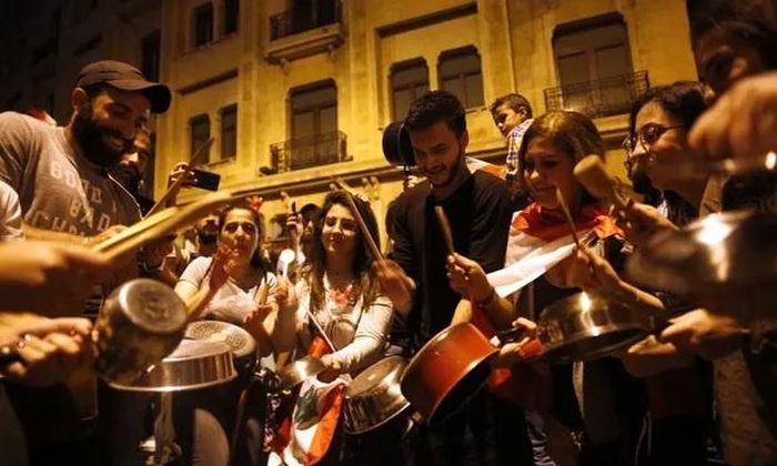 Gõ vào xoong nồi từng được người biểu tình ở Lebanon sử dụng để phản đối chính phủ vào năm 2019. Ảnh: AP/Guardian.