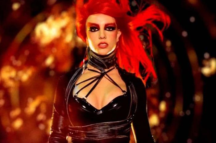 Spears lột xác trong “Toxic”