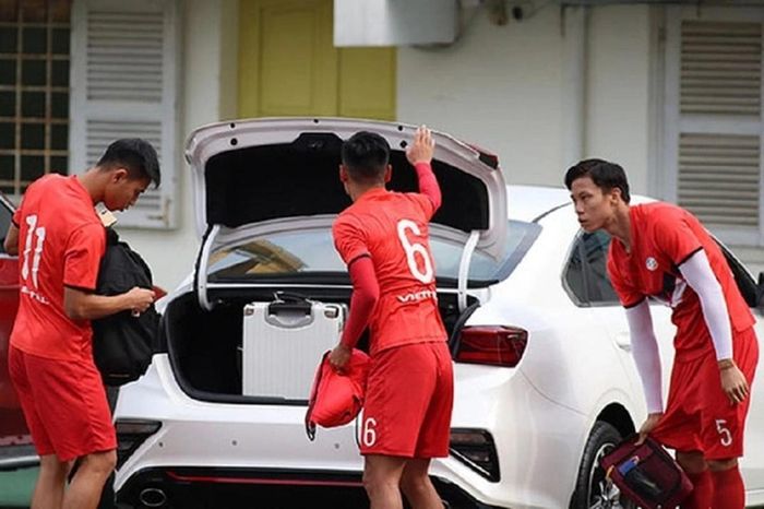 Trước khi tậu Macan, Ngọc Hải thường được bắt gặp tự lái chiếc ô tô Kia Cerato có giá khoảng 600 triệu đến sân tập. Ảnh: Internet