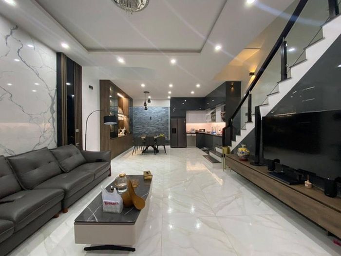Căn nhà của Quế Ngọc Hải rộng 100m2 với nội thất hiện đại, đắt đỏ. Ảnh: FBNV