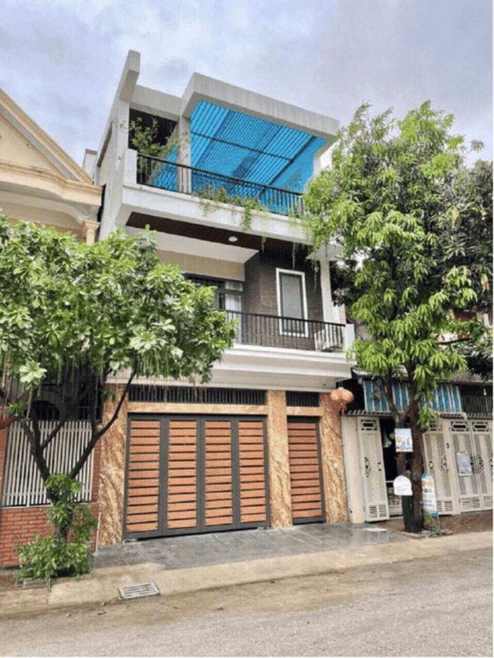 Với mức lương khủng, Quế Ngọc Hải nhanh chóng sở hữu khối tài sản lớn. Năm 2021, chàng trung vệ khiến ai nhiều trầm trồ khi khoe căn nhà 3 tầng được xây ở quê. Ảnh: FBNV