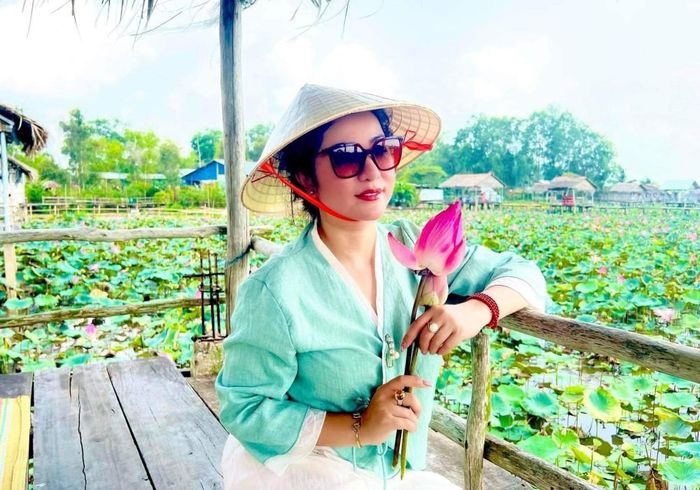 Thúy Nga về Đồng Tháp ngắm đồng sen, tận hưởng không khí thôn quê. 