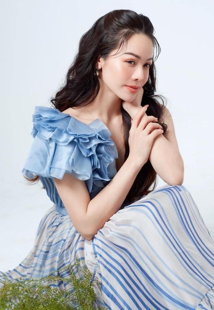 Nhật Kim Anh thực hiện bộ hình nàng thơ kèm chia sẻ: "Hoàng hôn dịu dàng động lòng người, và em cũng thế". 