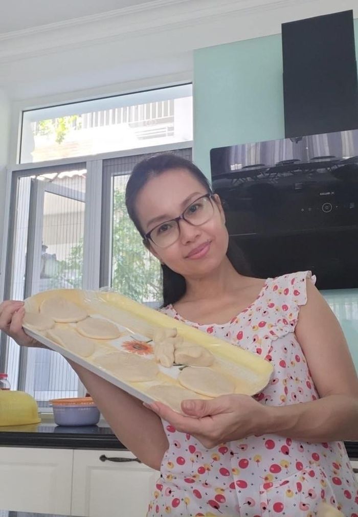 Cẩm Ly tranh thủ trổ tài làm bánh khi có ngày rảnh rỗi. 