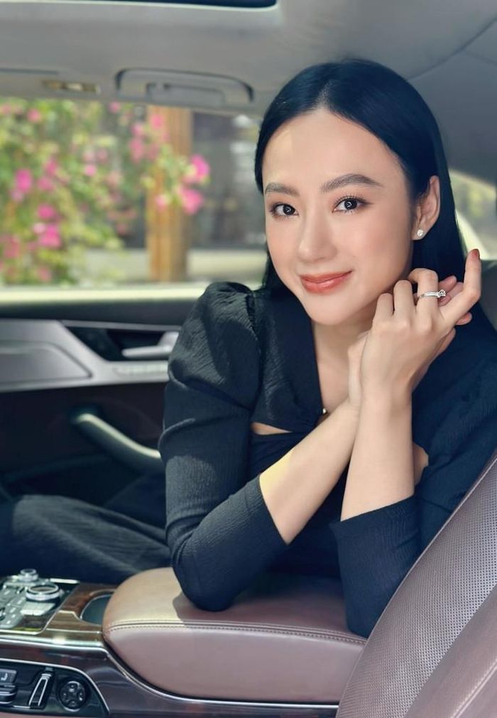Angela Phương Trinh tạo dáng trong ô tô. 