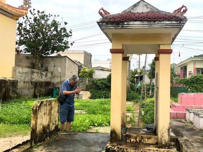 Viếng mộ ông Phạm Quang Ảnh, người được cử đi vẽ thủy trình Hoàng Sa từ năm Gia Long 14 (năm 1815).