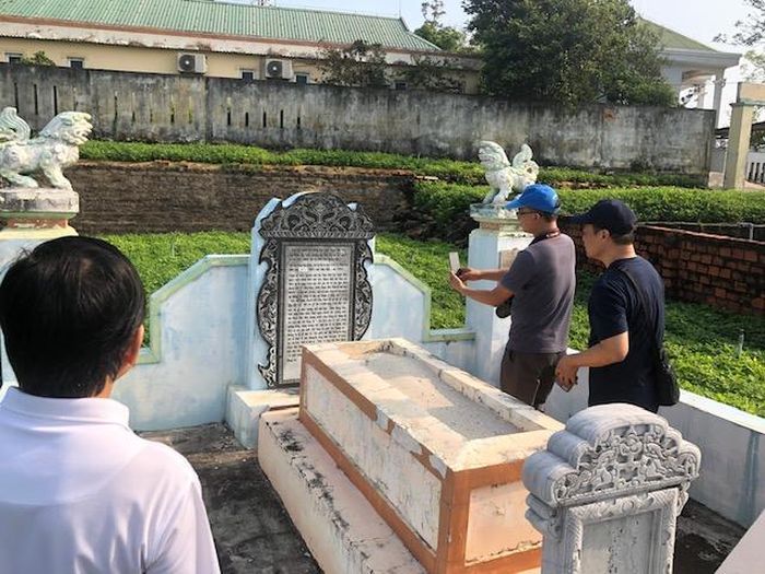 Viếng mộ ông Phạm Hữu Nhật, người được cử đi đo đạc Hoàng Sa từ năm 1837.