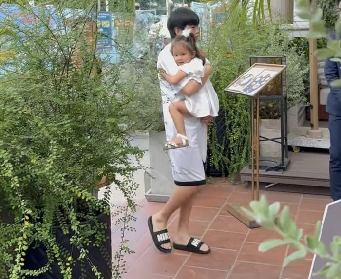 Lisa tỏ ra thích thú khi được anh hai ẵm đi chơi.