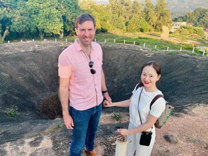 Nữ diễn viên cũng thẳng thắn cho biết, dù yêu thương và tôn trọng nhau nhưng chị và chồng rất sòng phẳng, bình đẳng chứ không dựa dẫm, được bao bọc như trong phim: "Trong gia đình của chúng tôi, người nào nắm tài chính của người đấy. Tôi làm việc, tôi tự giữ tiền còn anh ấy cũng thế". 