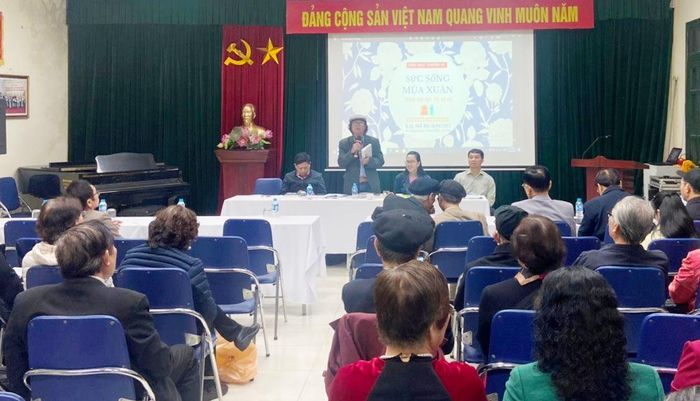 Quang cảnh tọa đàm “Sức sống mùa xuân trong văn học trẻ Hà Nội” do Hội Nhà văn Hà Nội tổ chức, tháng 4-2023.