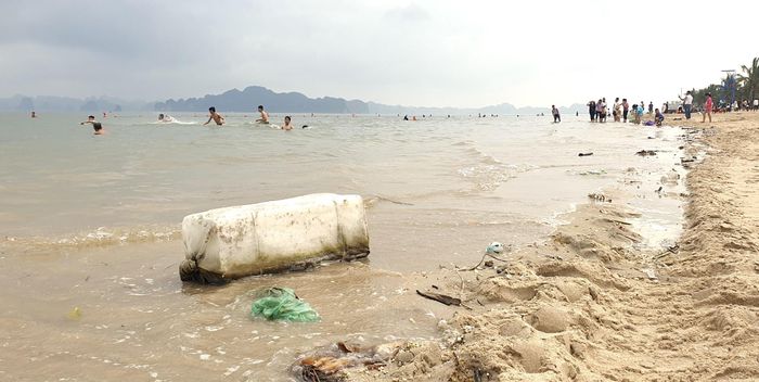 Đây là phao xốp được thải ra trong quá trình ngư dân tháo dỡ lồng, bè nuôi trồng thủy sản trái phép trên vịnh Hạ Long.