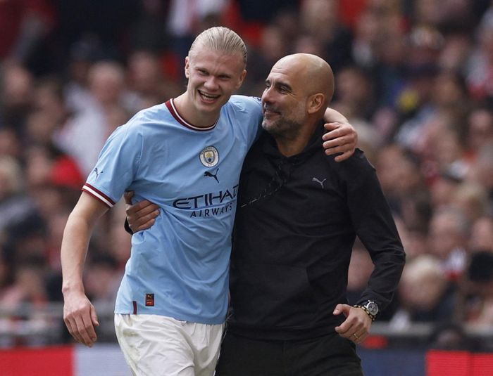 Pep Guardiola đứng trước cơ hội giúp Man City tái hiện cú ăn ba của MU. Ảnh: Reuters.