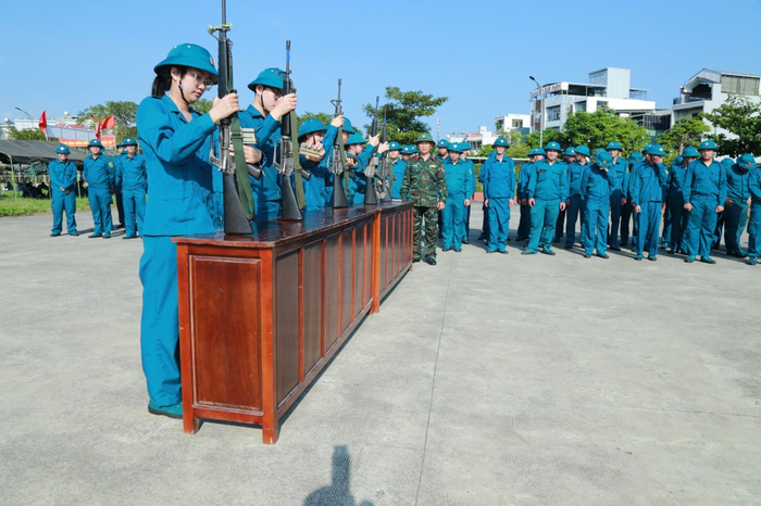 Dân quân, tự vệ tham gia hội thao tháo lắp súng tiểu liên tại Ban CHQS quận Thanh Khê (Bộ CHQS TP Đà Nẵng). 