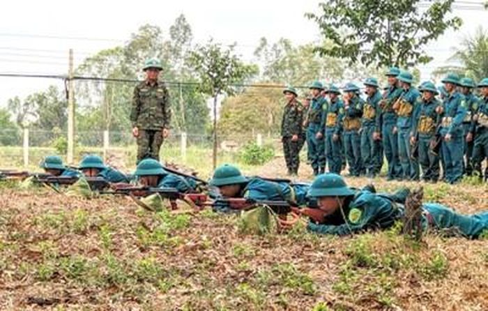 Bộ CHQS tỉnh Đồng Tháp huấn luyện bắn súng cho dân quân thường trực. 